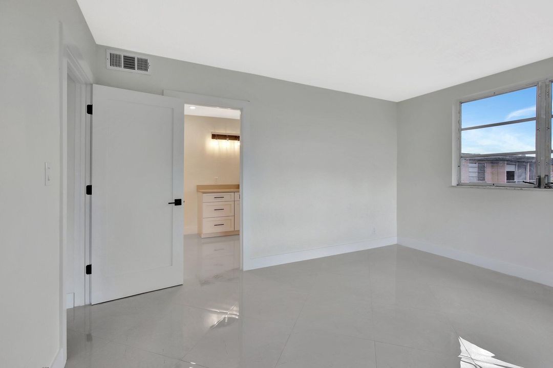 Active With Contract: $199,900 (2 beds, 2 baths, 1025 Square Feet)