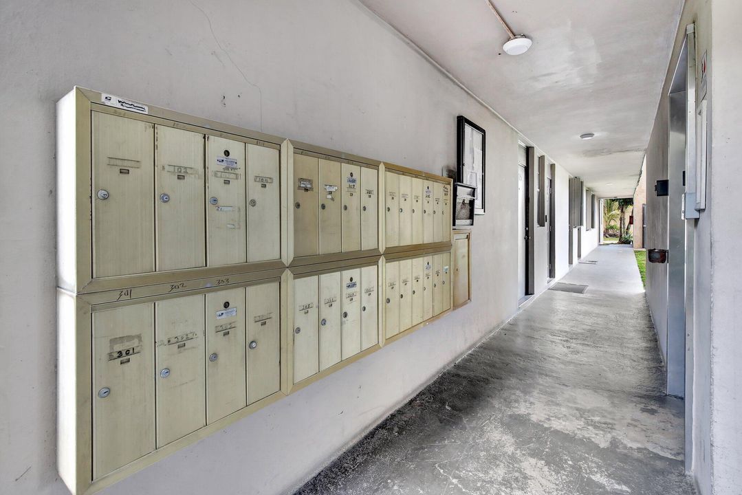 Active With Contract: $199,900 (2 beds, 2 baths, 1025 Square Feet)