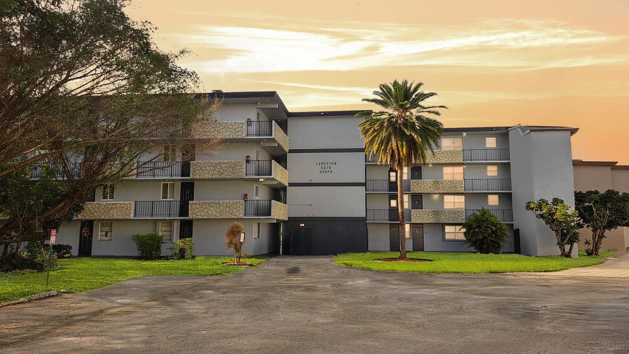 Active With Contract: $199,900 (2 beds, 2 baths, 1025 Square Feet)