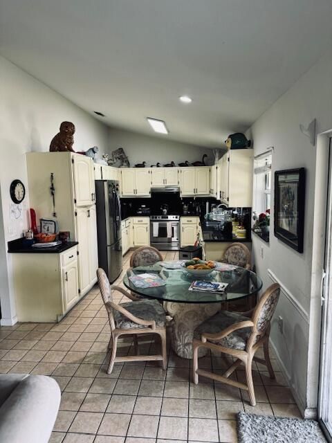 For Sale: $499,999 (4 beds, 2 baths, 1934 Square Feet)