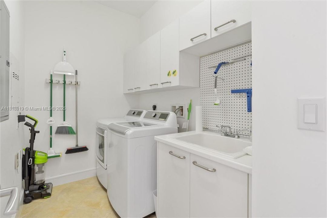 For Sale: $1,850,000 (2 beds, 2 baths, 1486 Square Feet)