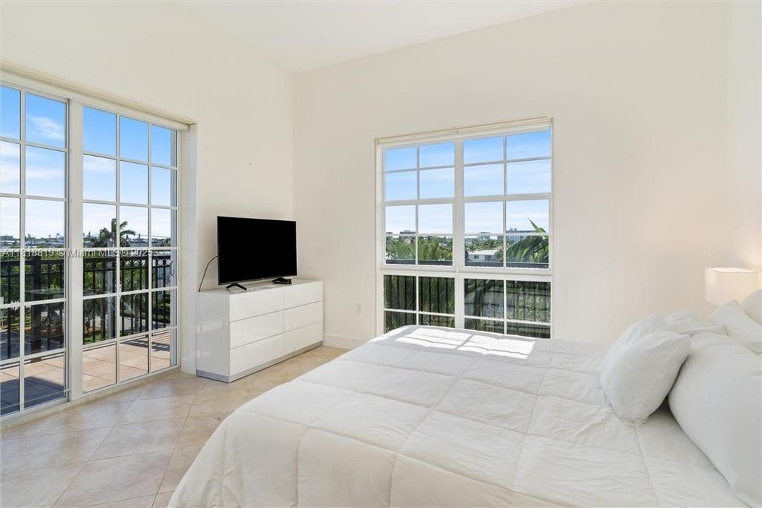 For Sale: $1,850,000 (2 beds, 2 baths, 1486 Square Feet)
