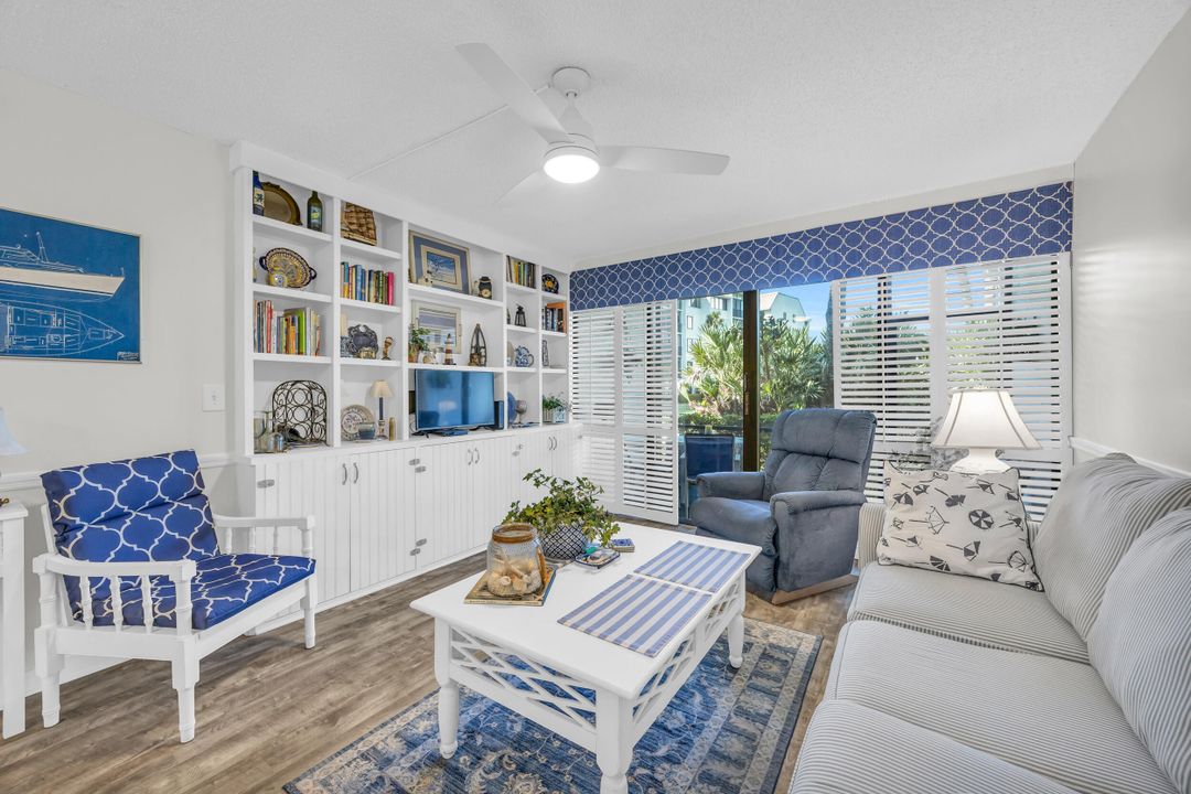 For Sale: $199,900 (1 beds, 1 baths, 678 Square Feet)