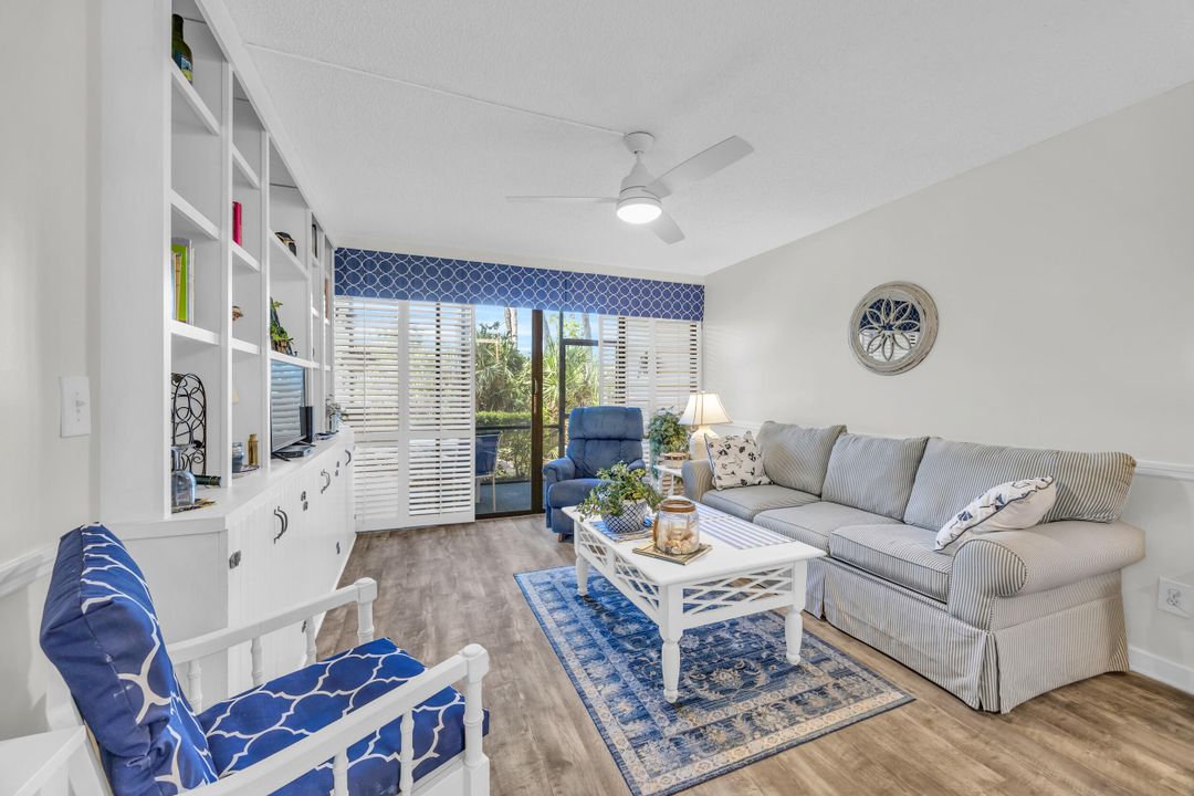 For Sale: $199,900 (1 beds, 1 baths, 678 Square Feet)