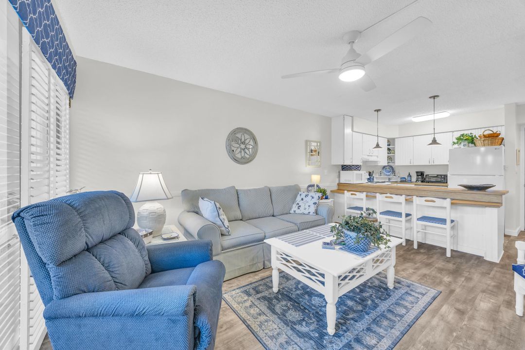 For Sale: $199,900 (1 beds, 1 baths, 678 Square Feet)