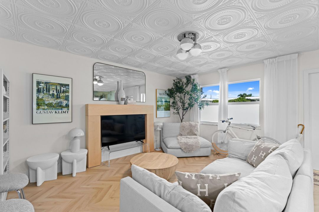 For Rent: $4,500 (2 beds, 1 baths, 910 Square Feet)