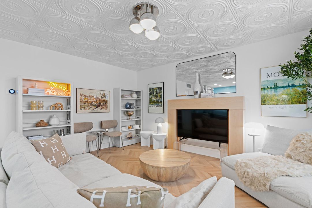 For Rent: $4,500 (2 beds, 1 baths, 910 Square Feet)