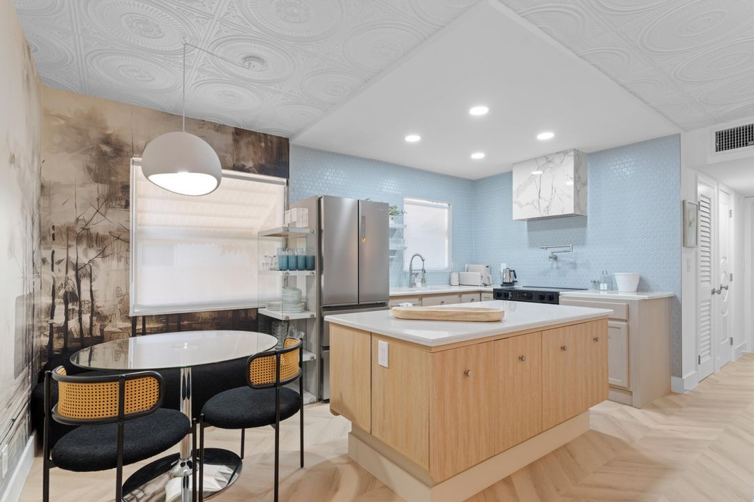 For Rent: $4,500 (2 beds, 1 baths, 910 Square Feet)