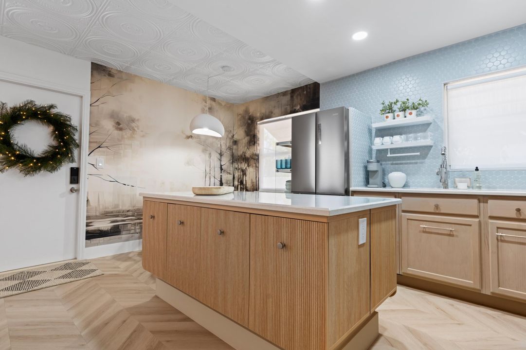 For Rent: $4,500 (2 beds, 1 baths, 910 Square Feet)