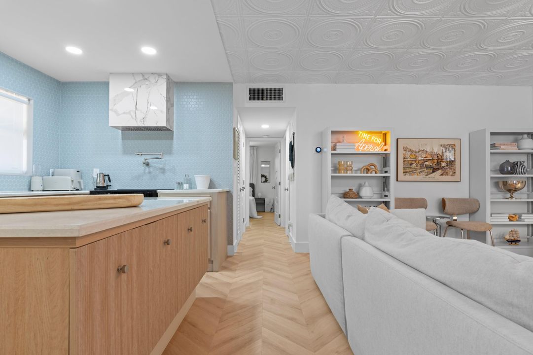 For Rent: $4,500 (2 beds, 1 baths, 910 Square Feet)