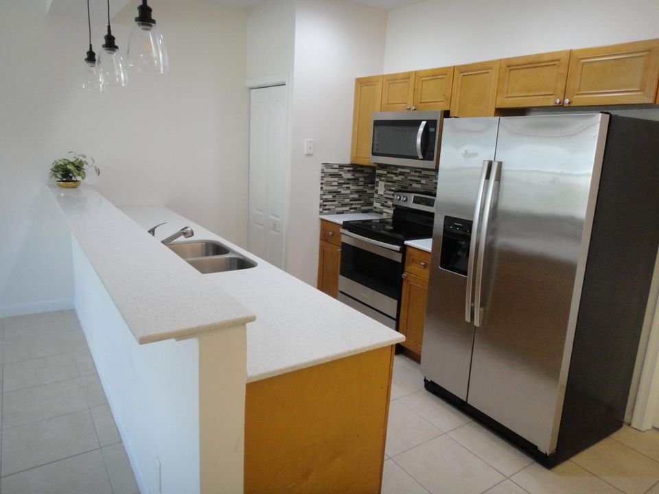 For Rent: $2,300 (3 beds, 2 baths, 1060 Square Feet)