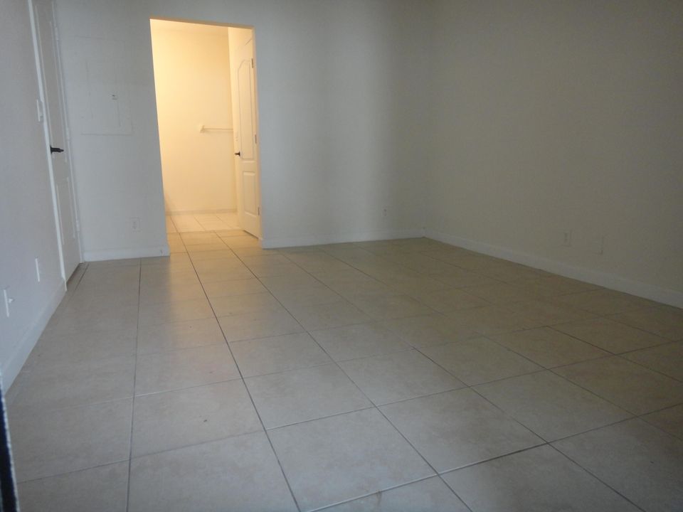 For Rent: $2,300 (3 beds, 2 baths, 1060 Square Feet)