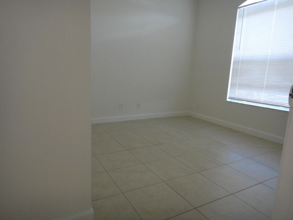 For Rent: $2,300 (3 beds, 2 baths, 1060 Square Feet)