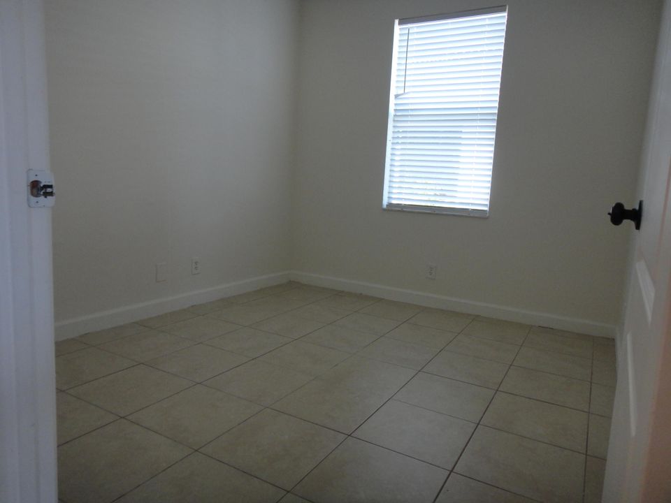 For Rent: $2,300 (3 beds, 2 baths, 1060 Square Feet)