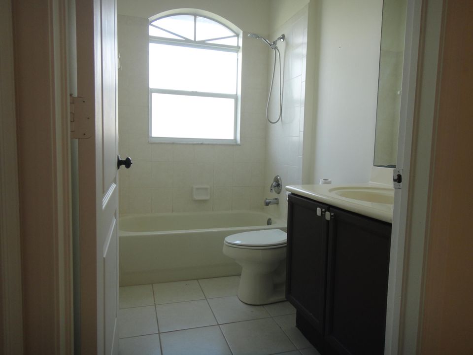 For Rent: $2,300 (3 beds, 2 baths, 1060 Square Feet)