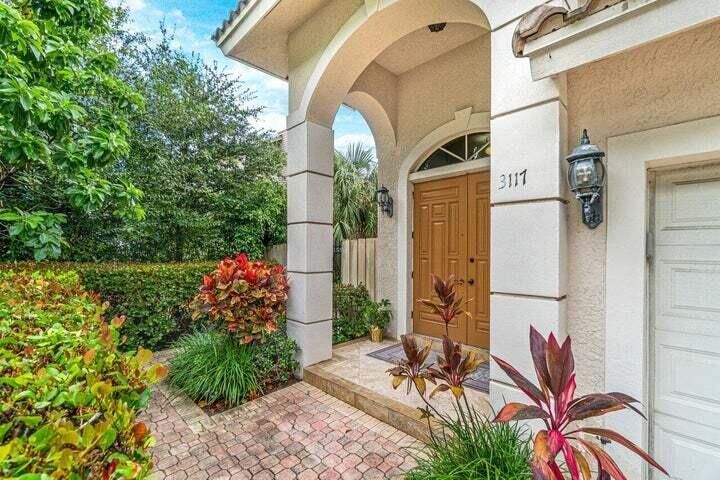 En Renta: $5,500 (4 camas, 3 baños, 3008 Pies cuadrados)