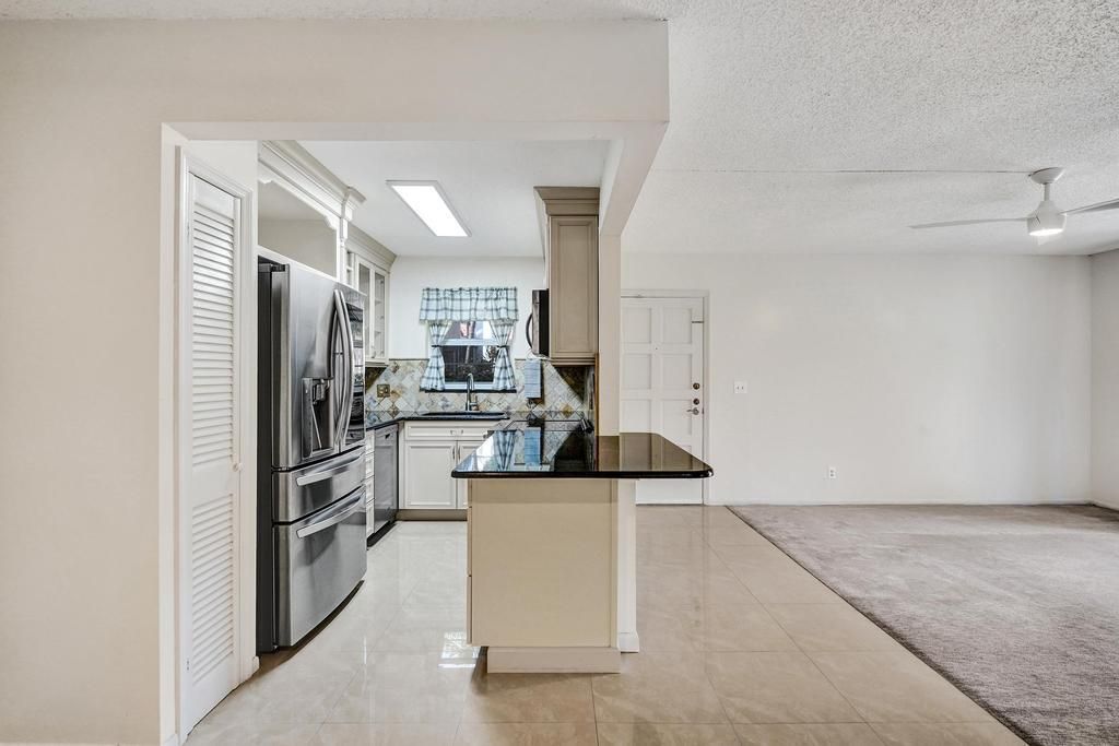 For Sale: $249,000 (2 beds, 2 baths, 978 Square Feet)