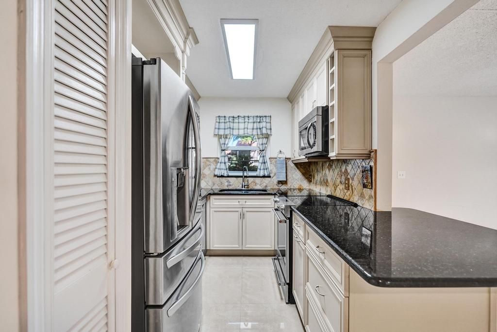 For Sale: $249,000 (2 beds, 2 baths, 978 Square Feet)