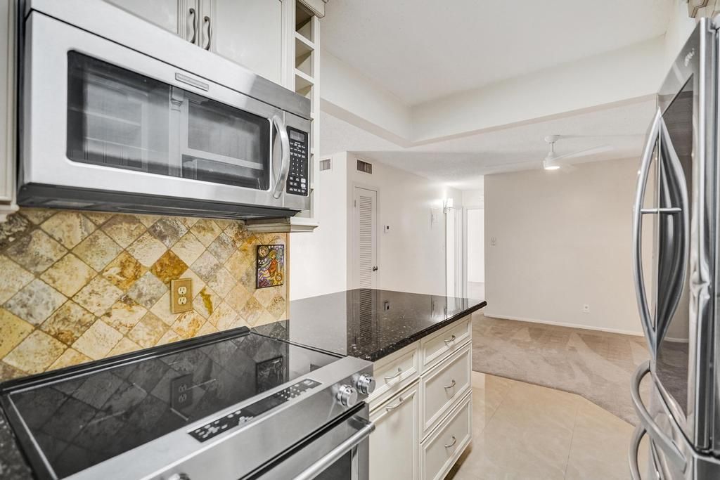 For Sale: $249,000 (2 beds, 2 baths, 978 Square Feet)