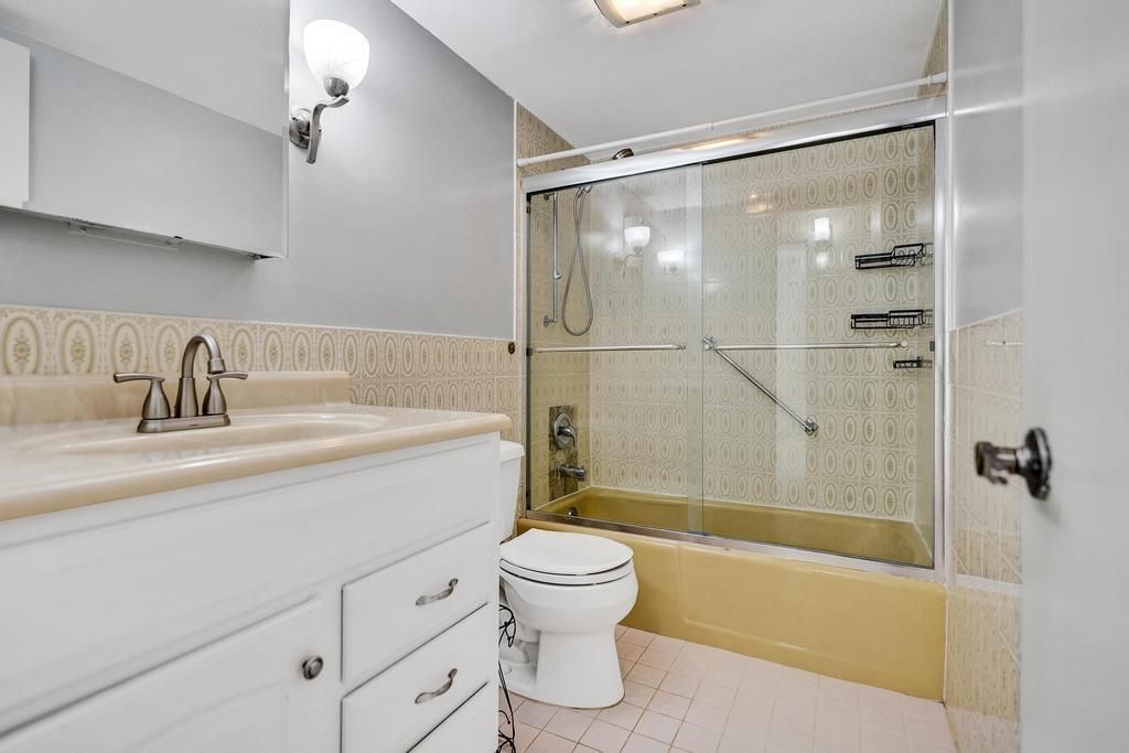 For Sale: $249,000 (2 beds, 2 baths, 978 Square Feet)