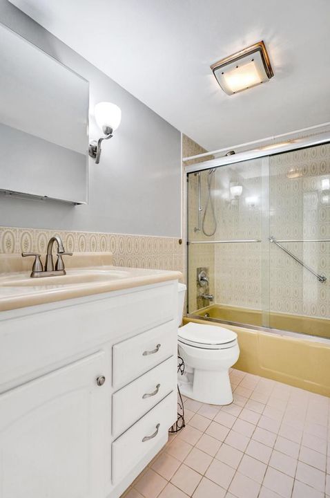 For Sale: $249,000 (2 beds, 2 baths, 978 Square Feet)