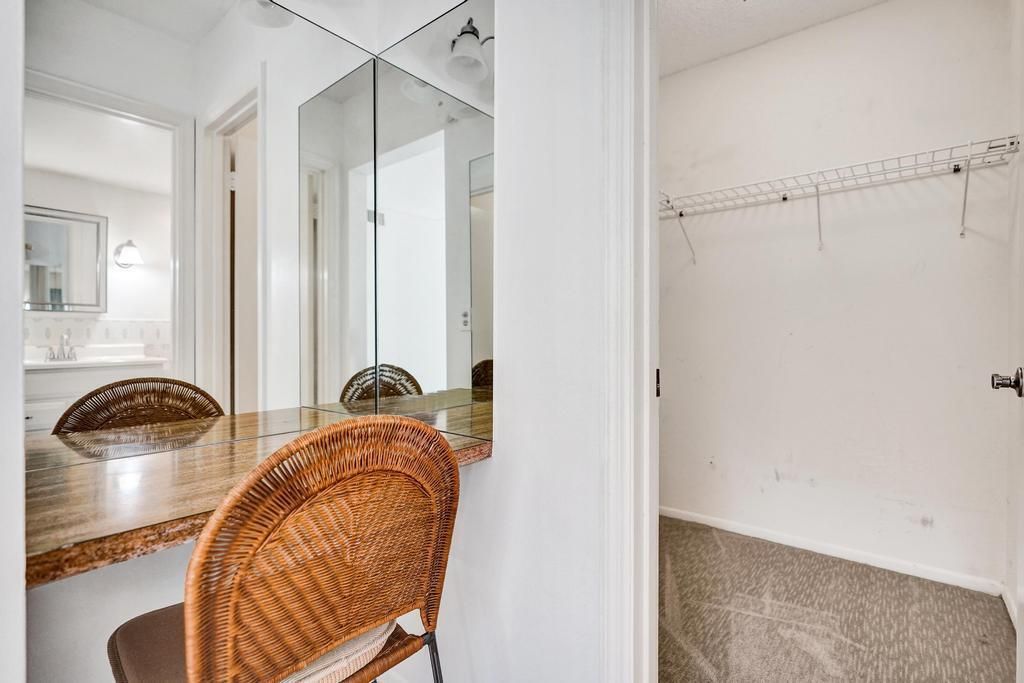 For Sale: $249,000 (2 beds, 2 baths, 978 Square Feet)