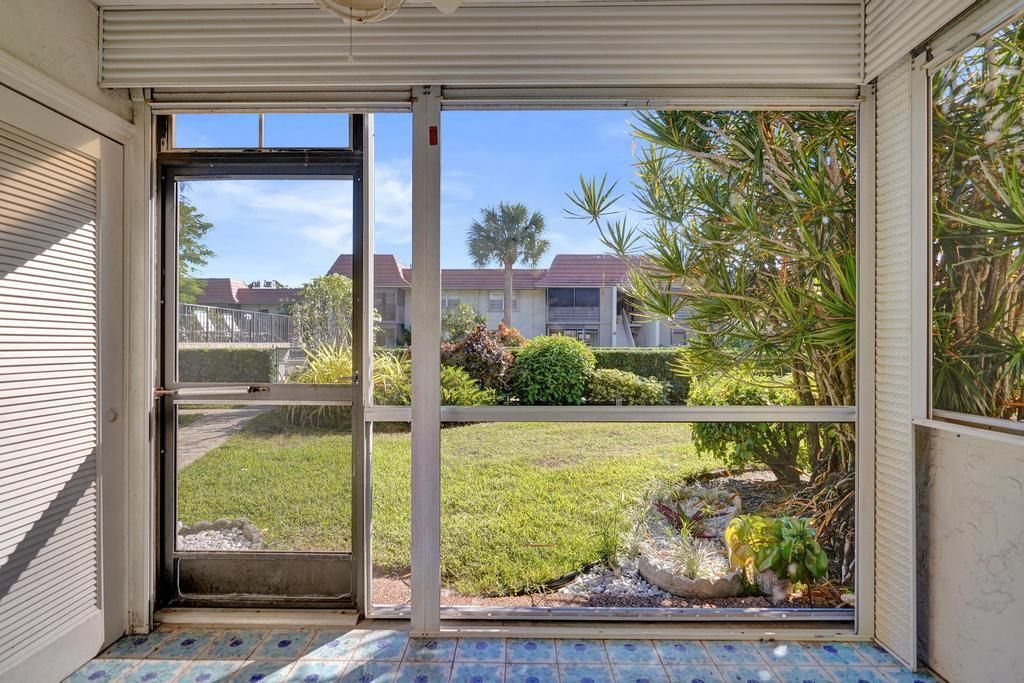 For Sale: $249,000 (2 beds, 2 baths, 978 Square Feet)