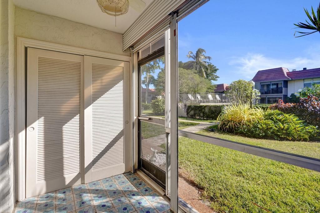 For Sale: $249,000 (2 beds, 2 baths, 978 Square Feet)