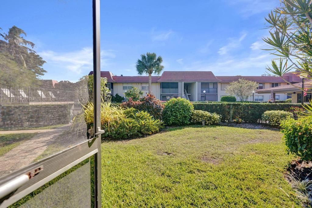 For Sale: $249,000 (2 beds, 2 baths, 978 Square Feet)