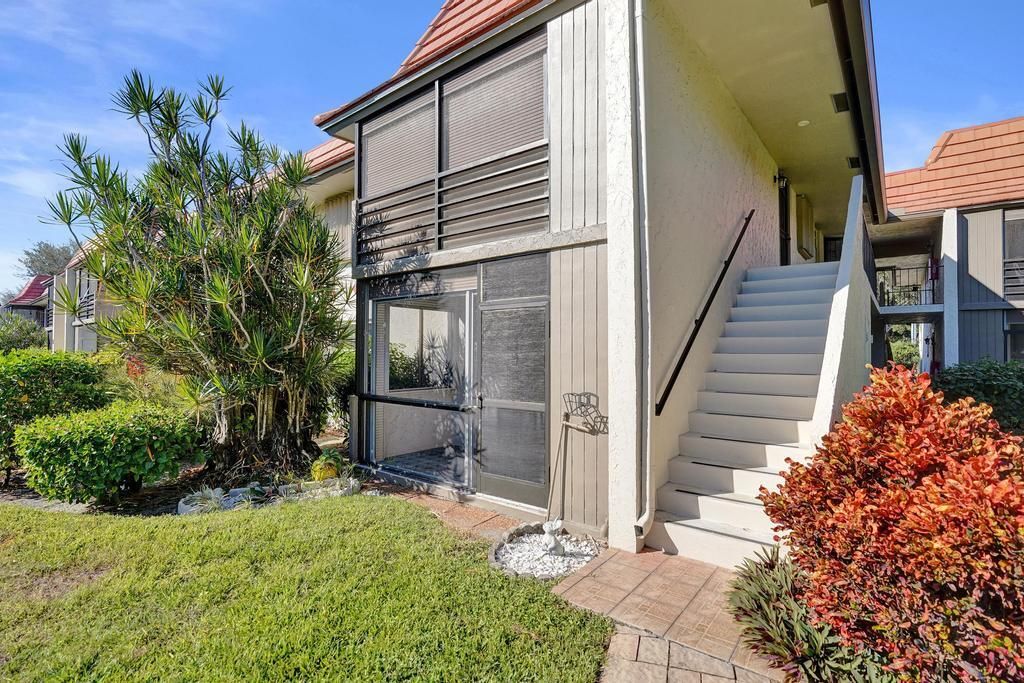 For Sale: $249,000 (2 beds, 2 baths, 978 Square Feet)