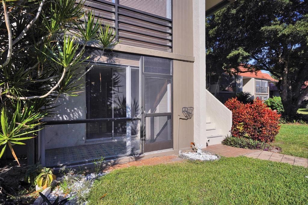 For Sale: $249,000 (2 beds, 2 baths, 978 Square Feet)