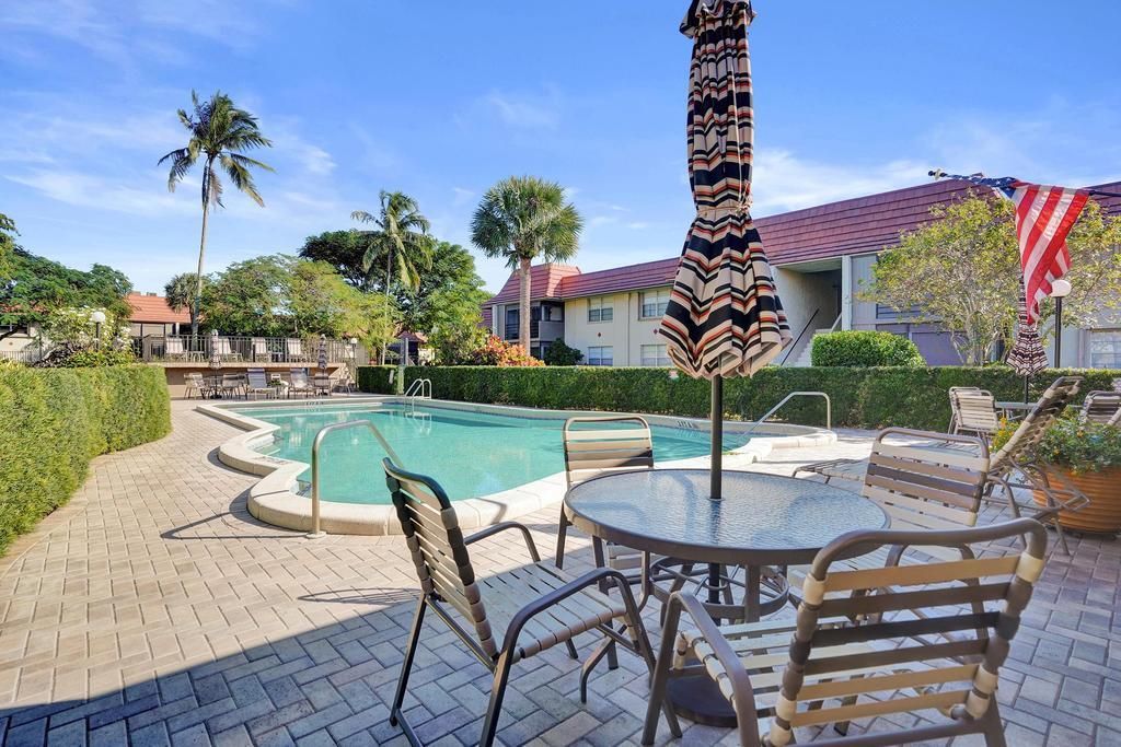 For Sale: $249,000 (2 beds, 2 baths, 978 Square Feet)