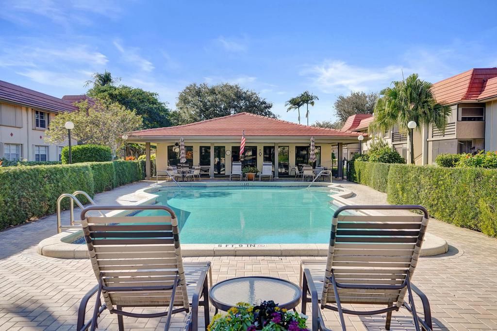 For Sale: $249,000 (2 beds, 2 baths, 978 Square Feet)