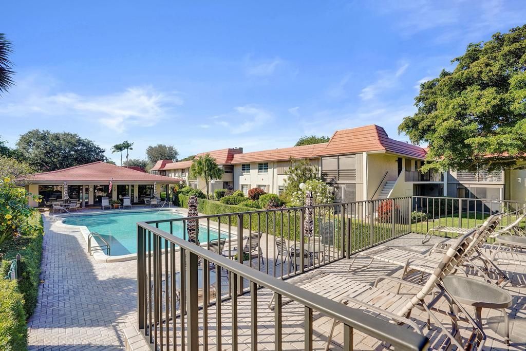 For Sale: $249,000 (2 beds, 2 baths, 978 Square Feet)