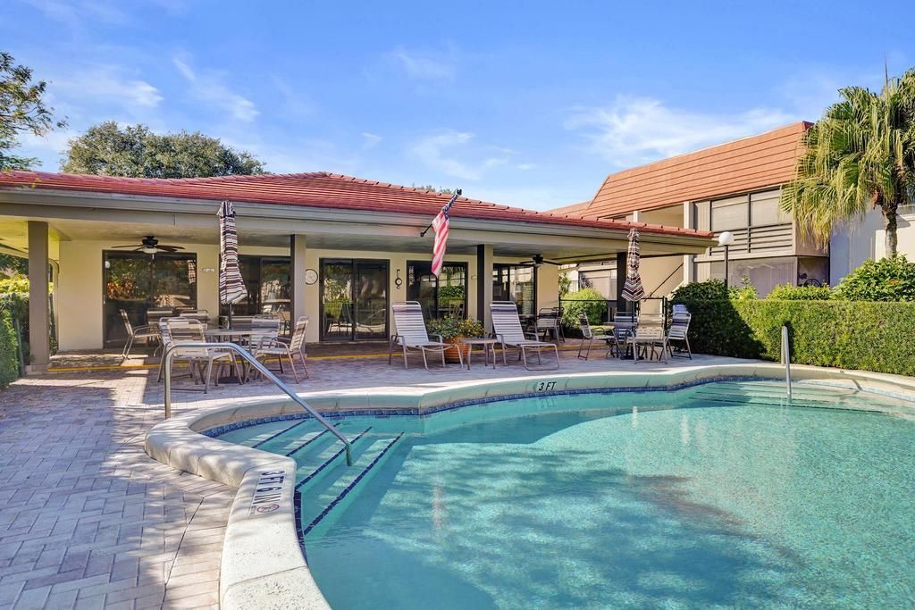 For Sale: $249,000 (2 beds, 2 baths, 978 Square Feet)