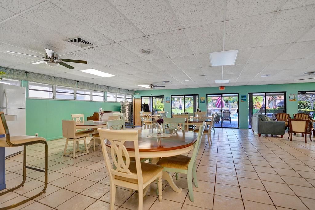 For Sale: $249,000 (2 beds, 2 baths, 978 Square Feet)