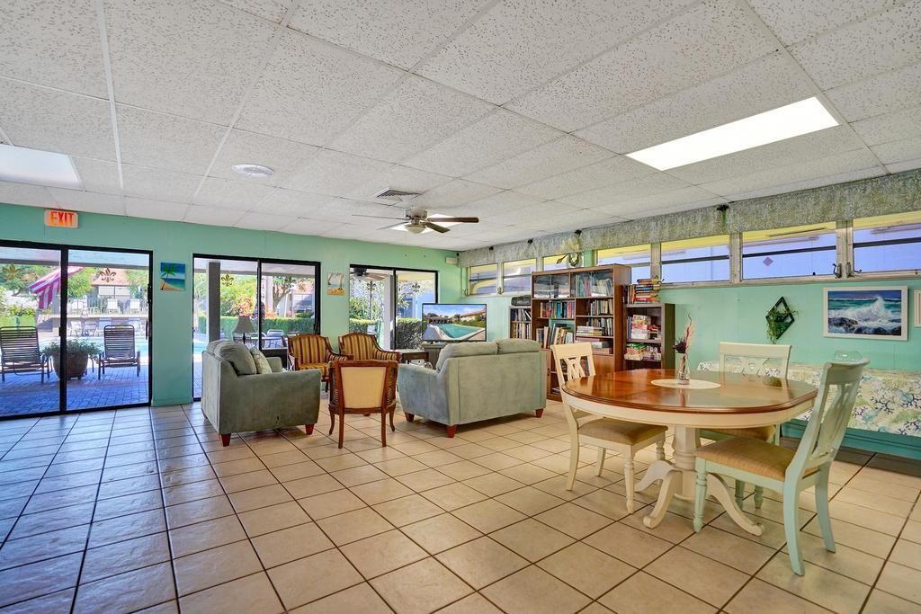 For Sale: $249,000 (2 beds, 2 baths, 978 Square Feet)