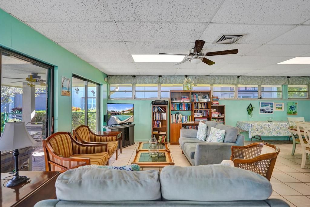 For Sale: $249,000 (2 beds, 2 baths, 978 Square Feet)