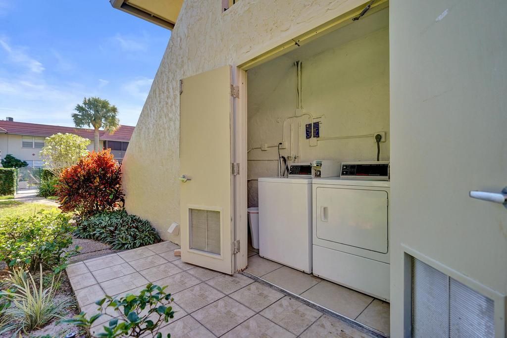 For Sale: $249,000 (2 beds, 2 baths, 978 Square Feet)
