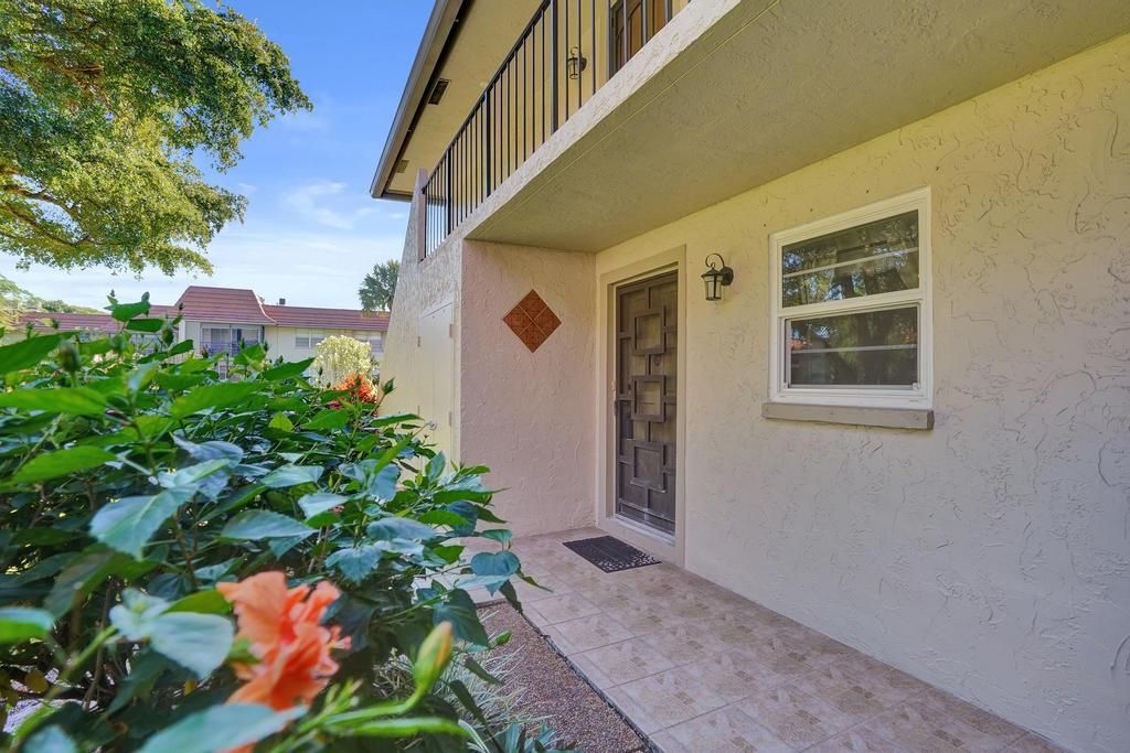 For Sale: $249,000 (2 beds, 2 baths, 978 Square Feet)