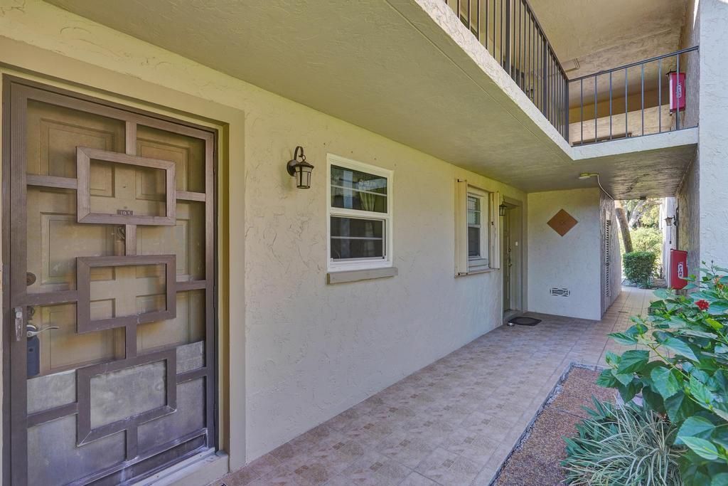 For Sale: $249,000 (2 beds, 2 baths, 978 Square Feet)