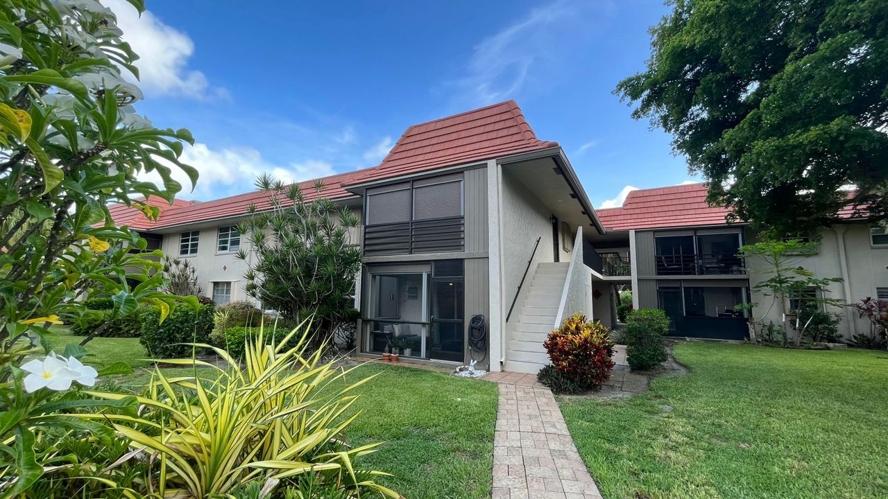 For Sale: $249,000 (2 beds, 2 baths, 978 Square Feet)