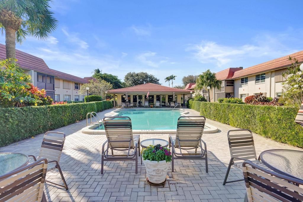 出租: $1,975 (2 贝兹, 2 浴室, 978 平方英尺)