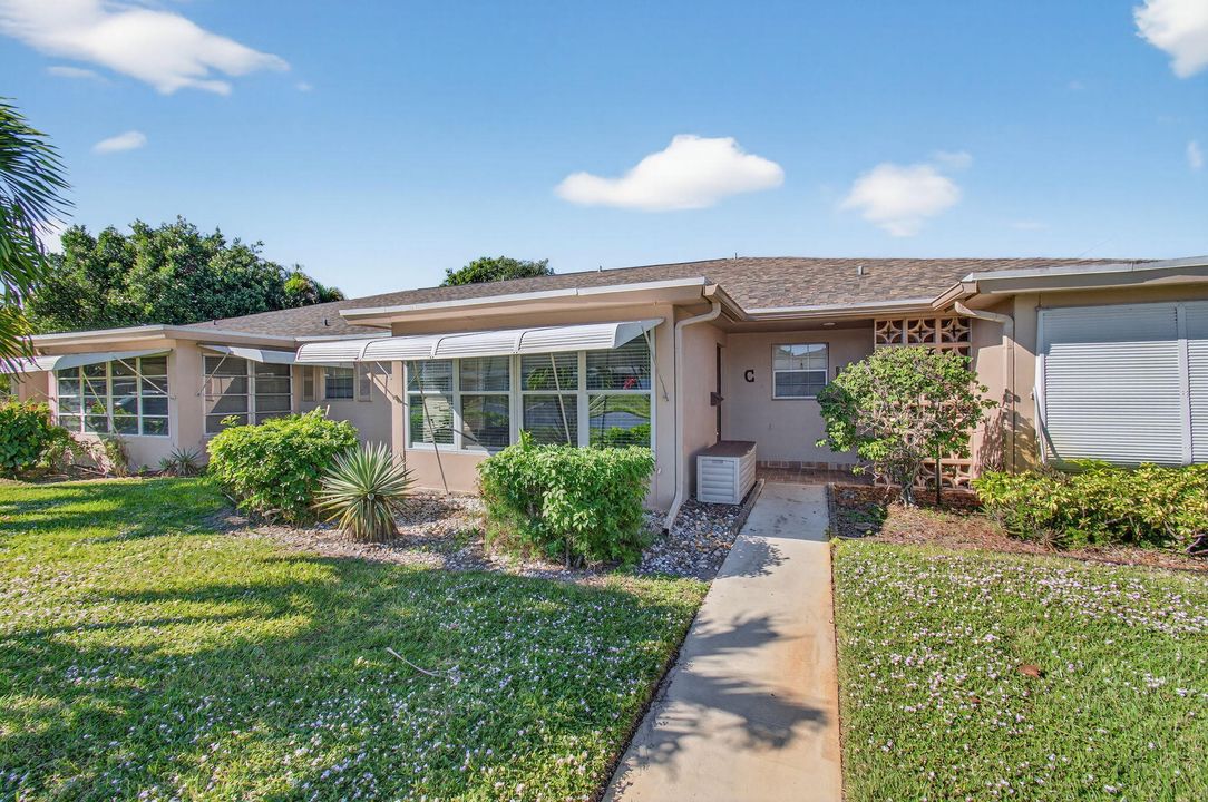 待售: $160,000 (1 贝兹, 2 浴室, 1040 平方英尺)