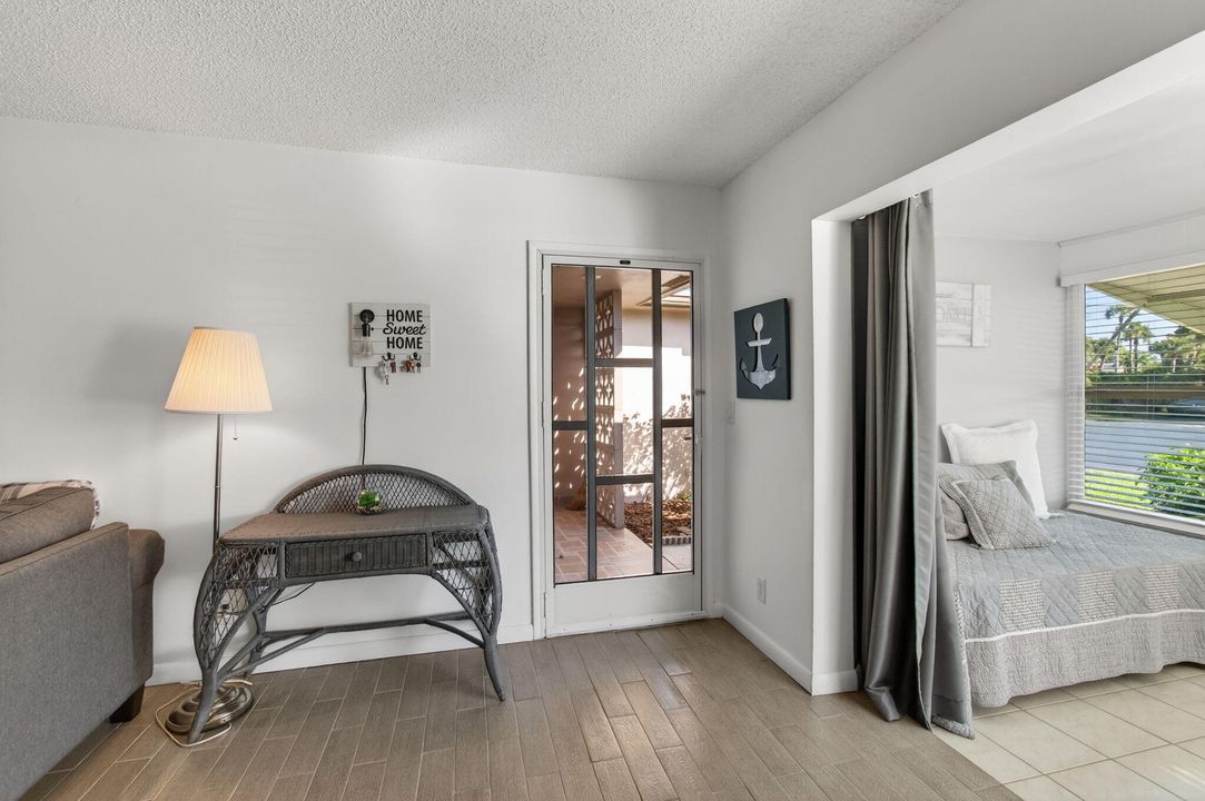 待售: $160,000 (1 贝兹, 2 浴室, 1040 平方英尺)