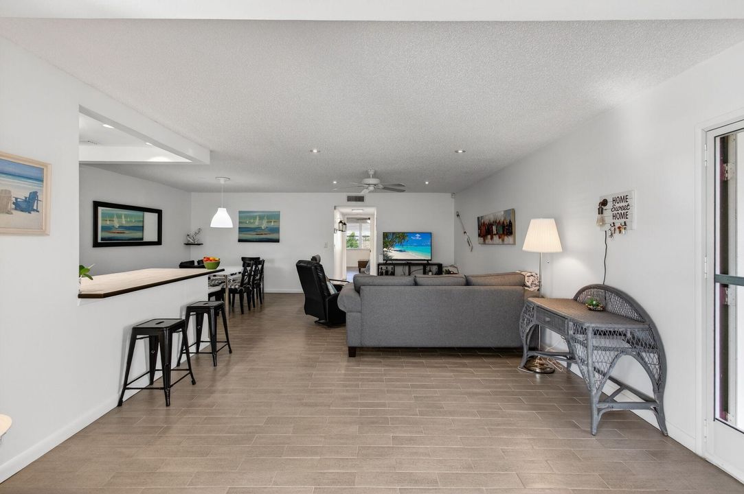 待售: $160,000 (1 贝兹, 2 浴室, 1040 平方英尺)