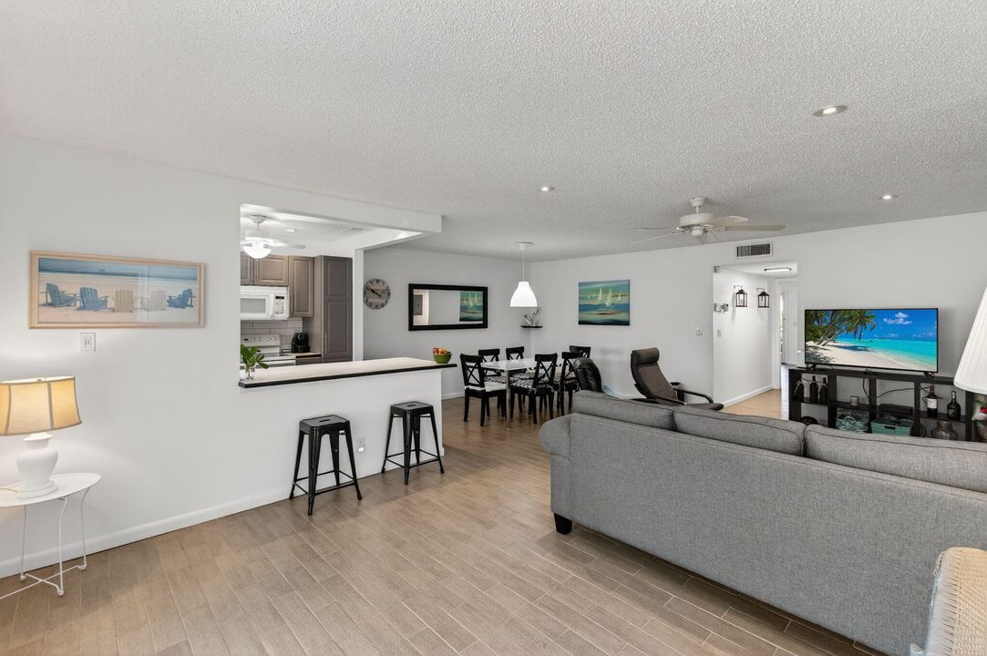 待售: $160,000 (1 贝兹, 2 浴室, 1040 平方英尺)