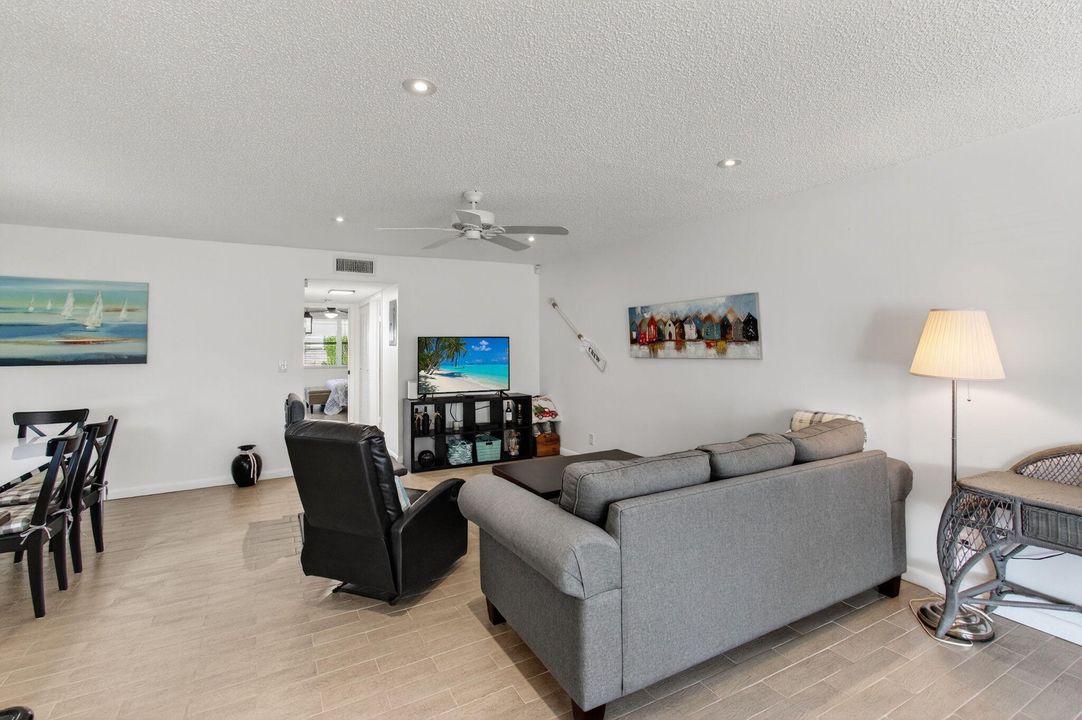 待售: $160,000 (1 贝兹, 2 浴室, 1040 平方英尺)