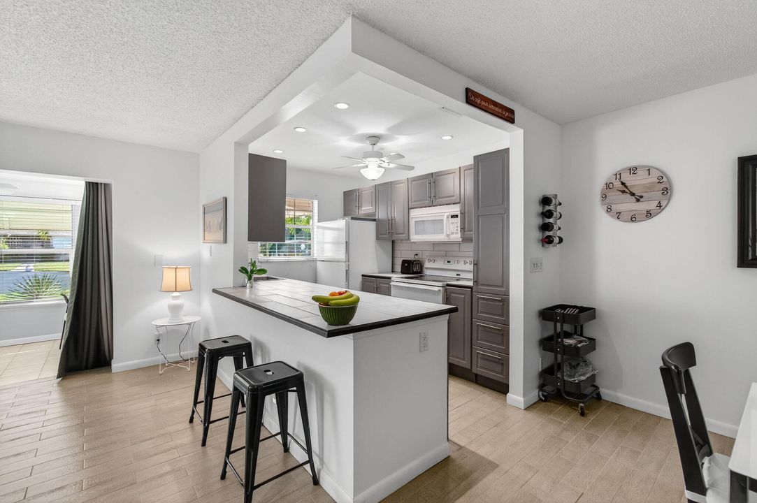 待售: $160,000 (1 贝兹, 2 浴室, 1040 平方英尺)