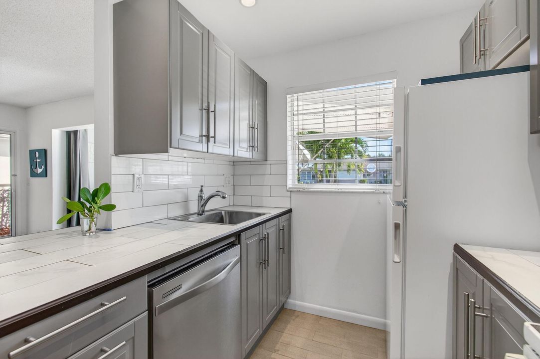 待售: $160,000 (1 贝兹, 2 浴室, 1040 平方英尺)